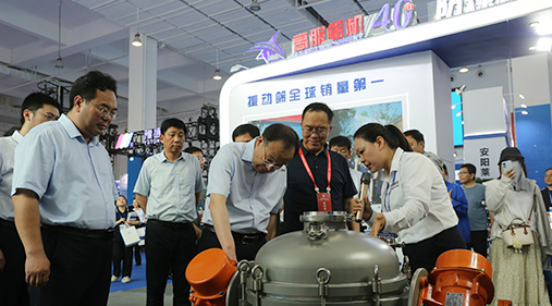 中原農(nóng)谷第二屆振動機(jī)械產(chǎn)業(yè)博覽會盛大開幕，新鄉(xiāng)市長魏建平親臨高服展區(qū)指導(dǎo)工作